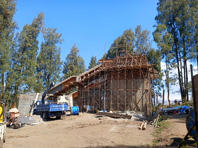 Progres konstruksi jembatan kaca di KSPN Bromo-Tengger-Semeru. Foto: Muhammad Darisman/kumparan