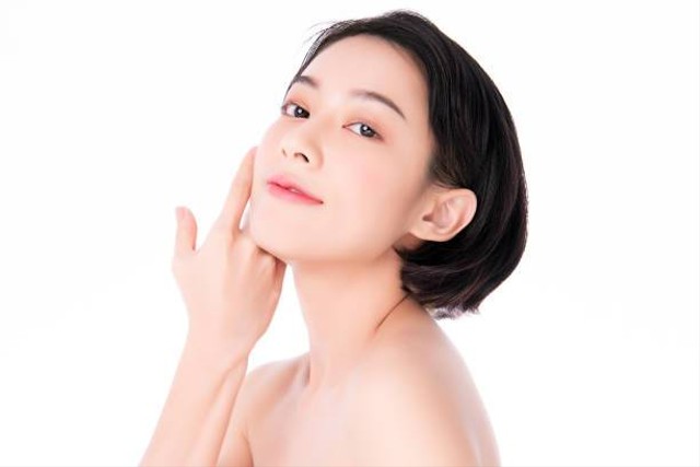 Ilustrasi melembapkan kulit wajah. Sumber: iStockphoto