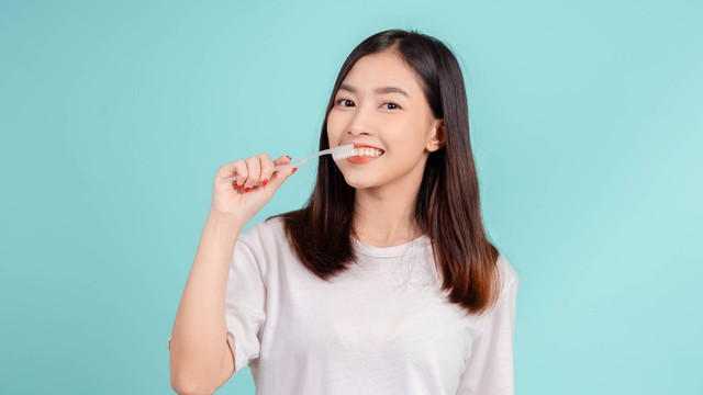 Ilustrasi perempuan sikat gigi. Foto: MMD Made my dreams/Shutterstock
