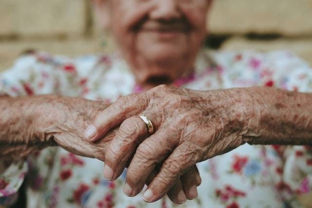 Nenek-nenek jatuh dikali munculnya dimana. Sumber: unsplash.com