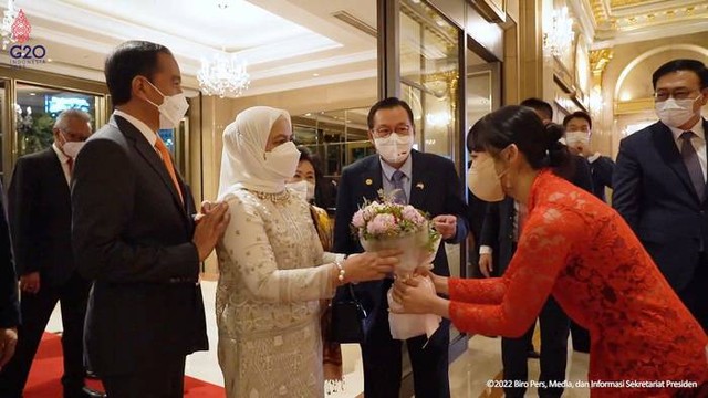 Presiden Jokowi dan Ibu Iriana disambut oleh Dita Karang saat kunjungan kerja di Seoul. Foto: Dok. YouTube Sekretariat Presiden