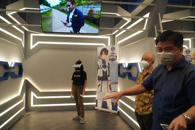 Rolly Intan (baju biru-Direktur Eksekutif YPTK Petra) ditemani Rektor UK Petra, Djwantoro Hardjito (batik kuning) saat mencoba Virtual Reality Laboratory UK Petra.