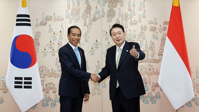 Presiden Indonesia Joko Widodo berjabat tangan dengan Presiden Korea Selatan Yoon Suk-yeol di Kantor Kepresidenan di Seoul, Korea Selatan, Kamis (28/7/2022). Foto: Yonhap via REUTERS