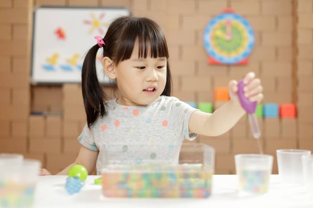 Aktivitas untuk memperkenalkan sains pada anak. Foto: Shutterstock