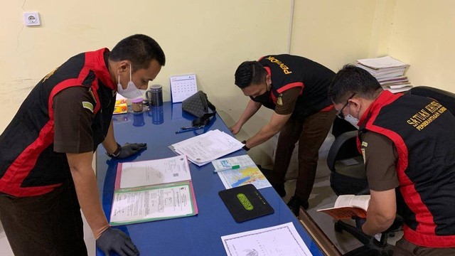Penyidik Kejaksaan Tinggi Sulawesi Tengah saat memeriksa dokumen pertanahan di Kantor Pertanahan Kota Palu, Rabu, 27 Juli 2022. Foto: Istimewa