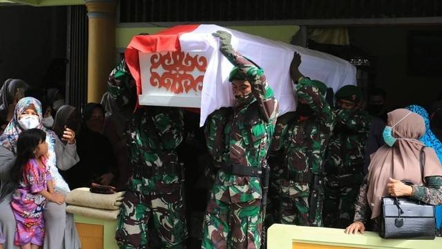 Prajurit TNI membawa peti jenazah Komandan Tim (Dantim) Badan Intelijen Strategis (BAIS) Pidie, Abdul Majid, sebelum dikebumikan di Tempat Pemakaman Umum (TPU) Desa Beurawe, Kota Banda Aceh, Jumat (21/10/2021). Foto: ANTARA FOTO/Syifa Yulinnas