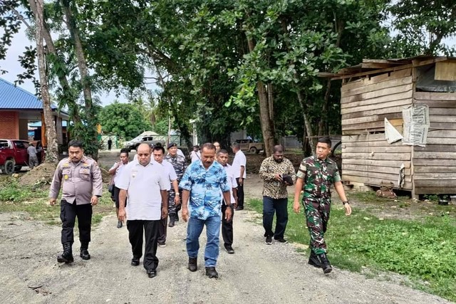 Penjabat Bupati Tambrauw dan mantan Bupati Tambrauw bersama Kapolres dan Dandim Tambrauw berjalan menuju tempat pelepasan tukik.