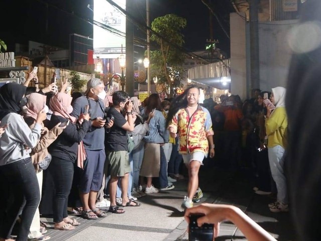 Pengunjung beramai-ramai mengabadikan momen kemeriahan Kayutangan Street Style. Foto: Feni Yusnia