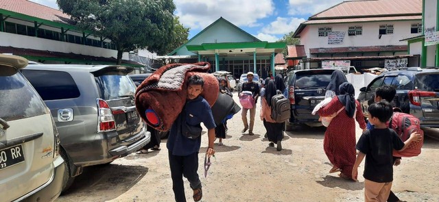 Wali santri membawa barang-barang di Ponpes Darul Ma'arif imbas pergantian pengelolaan. Foto: Yusrizal/Hi!Pontianak