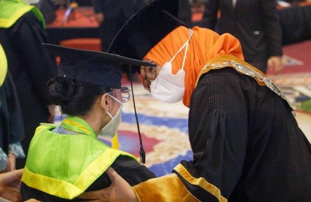 Berhasil Luluskan 5 Wisudawan Disabilitas, Rektor Unesa Siapkan Beasiswa S2 (37899)