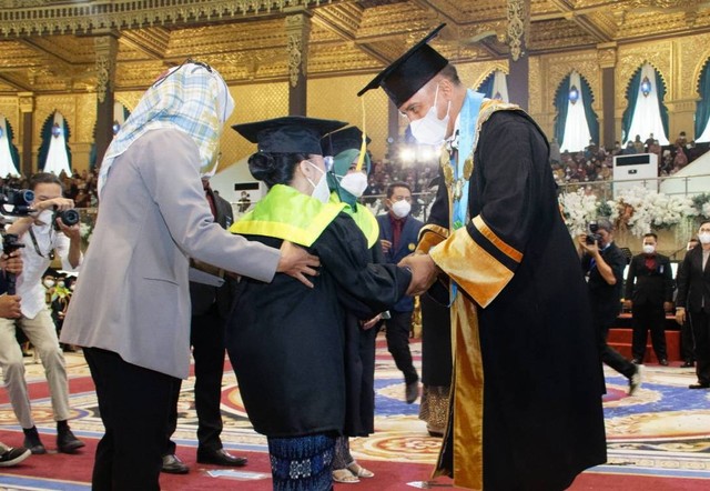 Berhasil Luluskan 5 Wisudawan Disabilitas, Rektor Unesa Siapkan Beasiswa S2 (37900)