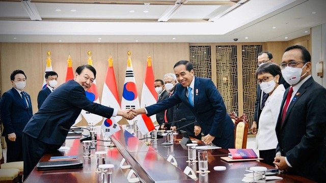 Presiden Indonesia Joko Widodo melakukan pertemuan bilateral dengan Presiden Korea Selatan Yoon Suk-yeol di Kantor Kepresidenan di Seoul, Korea Selatan, Kamis (28/7/2022). Foto: Laily Rachev/Biro Pers Sekretariat Presiden