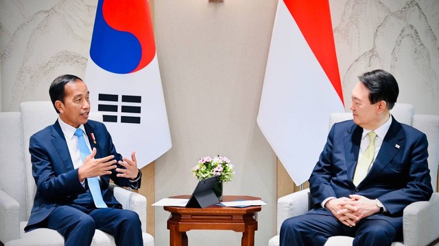 Presiden Indonesia Joko Widodo melakukan pertemuan bilateral dengan Presiden Korea Selatan Yoon Suk-yeol di Kantor Kepresidenan di Seoul, Korea Selatan, Kamis (28/7/2022). Foto: Laily Rachev/Biro Pers Sekretariat Presiden