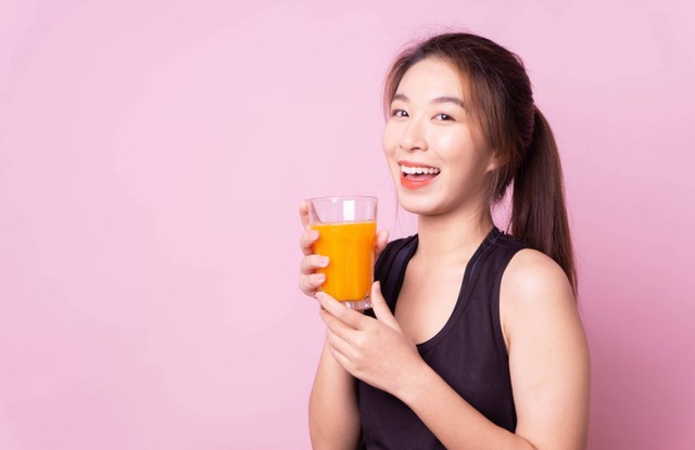Ilustrasi perempuan minum jus. Foto: Sirinn3249/Shutterstock