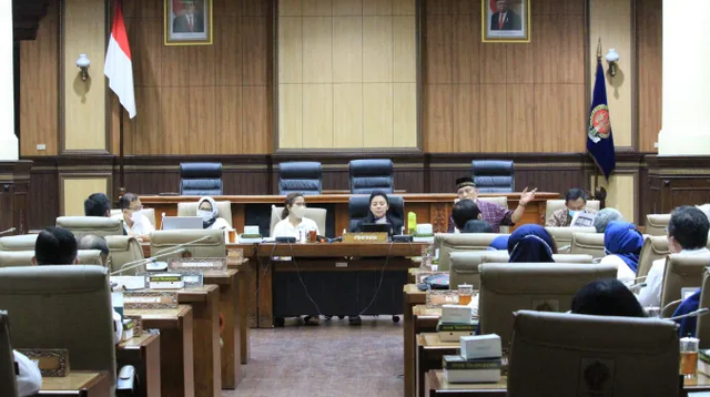 Ketua Pansus BA 18 Tahun 2022 Retno Sudiyanti saat memimpin rapat kerja Pansus DPRD DIY, Kamis (28/7/2022). Foto: DPRD DIY