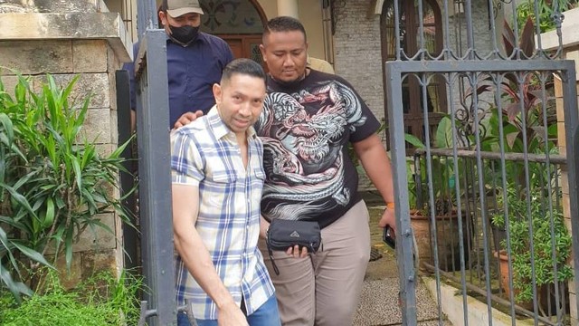 Kejagung tangkap Harry Suganda (kemeja biru), terpidana buron kasus kredit fiktif, Kamis (28/7/2022). Foto: Kejagung