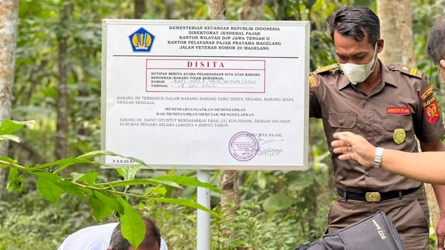 Tim Penagihan Kantor Pelayanan Pajak (KPP) Pratama Magelang memasang plang penyitaan tanah aset penunggak pajak, Kamis (28/7/2022). Foto: istimewa
