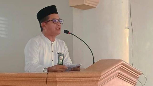 Kepala Kantor Kemenag Aceh Barat, Samsul Bahri, memberikan sambutan pada Majelis Taklim Akbar Binaan Penyuluh Agama Islam KUA Samatiga, Kamis (28/7). Foto: Dok. Kemenag