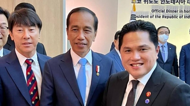 Presiden Jokowi dan Erick Thohir bertemu Shin Tae-yong di Korsel, Kamis (28/7/2022). Foto: Instagram/@erickthohir