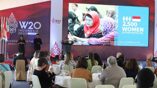 Peluncuran program "Together Digital" oleh UN Women dan Ant Foundation di momen W20 Summit di tepi Danau Toba, Parapat, Sumatera Utara, Kamis (21/7/2022). Foto: UN Women