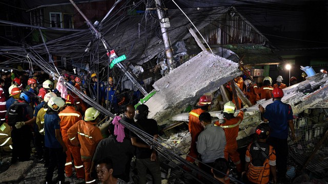 Tim SAR gabungan mencoba membongkar puing-puing bangunan yang roboh di Johar Baru, Jakarta Pusat, Kamis (28/7/2022). Foto: Sigid Kurniawan/ANTARA FOTO