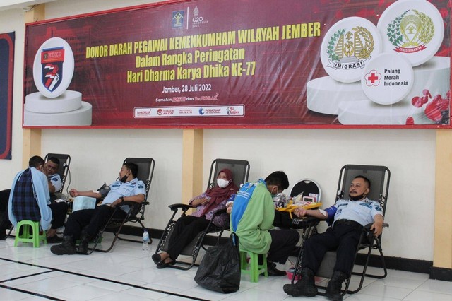 Pegawai Lapas Jember dan Imigrasi Jember melakukan donor darah