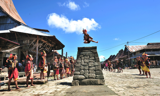 Tradisi Lompat Batu. Foto: Website warisanbudaya.kemdikbud.go.id