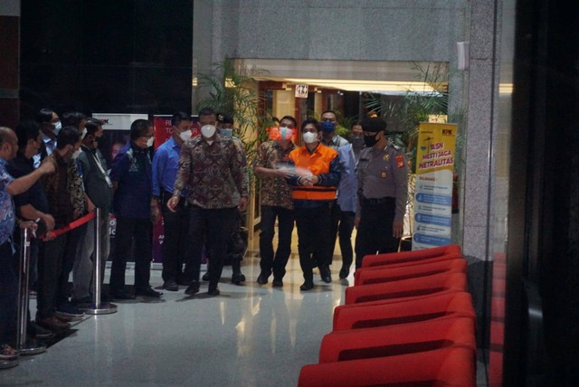Mardani Maming pakai rompi oranye, usai diperiksa KPK, di Gedung Merah Putih KPK, Jakarta, Kamis (28/7/2022). Foto: Iqbal Firdaus/kumparan