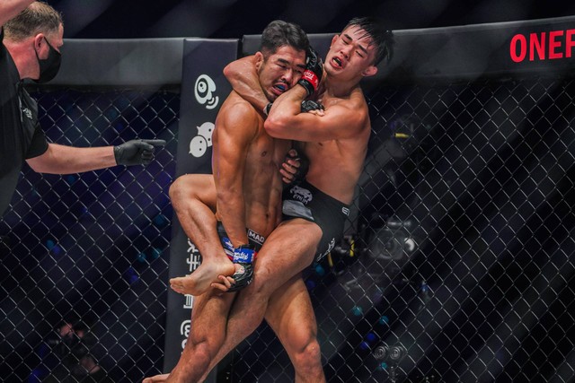 Christian Lee (kanan) coba mencekik Ok Rae Yoon dalam laga MMA di ONE: REVOLUTION pada September 2021. (Foto: ONE Championship)