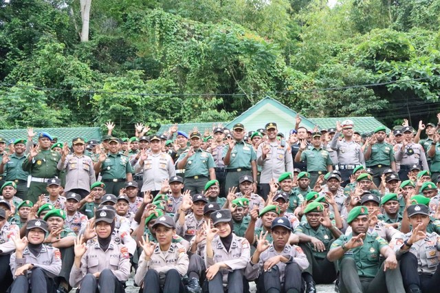 Bersama danrem I82/Jo Kolonel Inf Hartono S.IP didampingi Dandim 1803/Fakfak Letkol Inf, Tri Hantdoko Wicaksono (Kanan) dan Kapolres Fakfak AKBP Hendriana Di Makorem beserta seluruh anggota TNI dan Polri