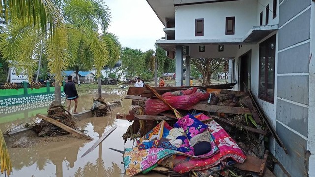 Suasana terkini di Desa Torue, Kecamatan Torue, Kabupaten Parigi Moutong, Jumat, 29 Juli 2022. Tampak tumpukan material sisa banjir penuhi halaman salah satu kantor kecamatan setempat.