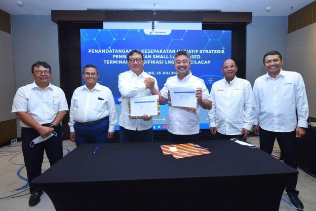 Penandatangan Kesepakatan Inisiatif Strategis Pembangunan Small Land Based Terminal Regasifikasi LNG RU IV Cilacap, Senin (25/7/2022). Foto: Dok. Pertamina