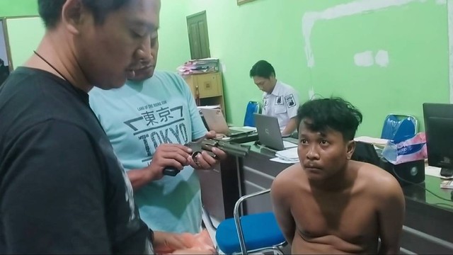 Lutfi, 28 tahun, seorang pemuda asal Desa Losari Lor, Kecamatan Losari, Kabupaten Cirebon, diringkus polisi di Brebes Kamis (28/7/2022).