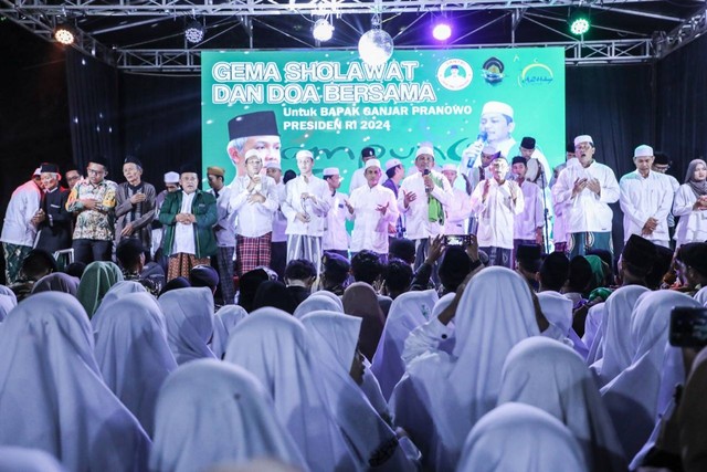 Relawan Santri dukung Ganjar menggelar deklarasi dukungan dan selawat serta doa bersama di lapangan UKC Bangun Rejo, Kab. Lampung Tengah, Kamis (28/7/2022) malam. Foto: Istimewa
