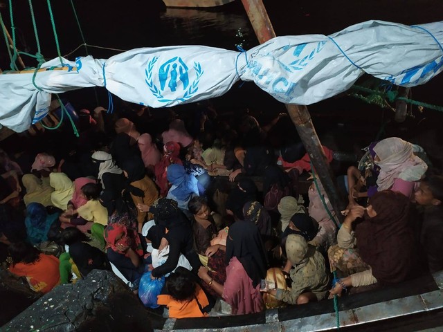 Pengungsi Rohingya yang diselamatkan di tengah laut, Desember 2021. Foto: dok. Yayasan Geutanyoe