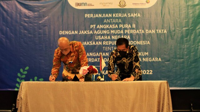 AP II menandatangani Perjanjian Kerja Sama dengan Jaksa Agung Muda Perdata dan Tata Usaha Negara Kejaksaan Agung RI. Foto: Angkasa Pura II