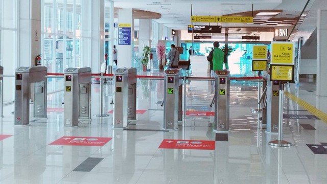 Gate khusus penumpang KRL kini terpasang di stasiun KA Bandara BNI City, yang akan jadi tempat naik/turun penumpang KRL mulai 30 Juli 2022. Foto: Wendiyanto/kumparan