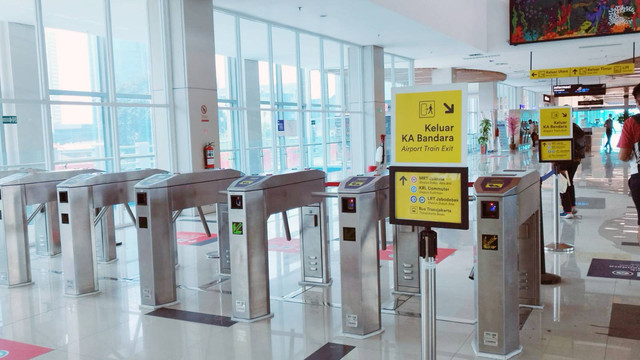 Gate khusus penumpang KRL kini terpasang di stasiun KA Bandara BNI City, yang akan jadi tempat naik/turun penumpang KRL mulai 30 Juli 2022. Foto: Wendiyanto/kumparan