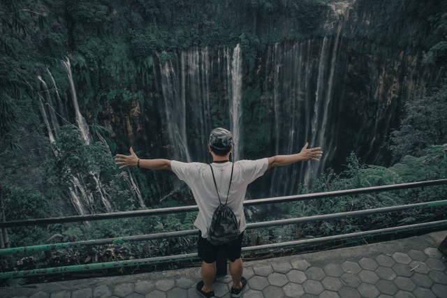 Rekomendasi Tempat Wisata di Lumajang, Foto Air Terjun Tumpaksewu, Lumajang. Sumber: Unsplash/azhar galih