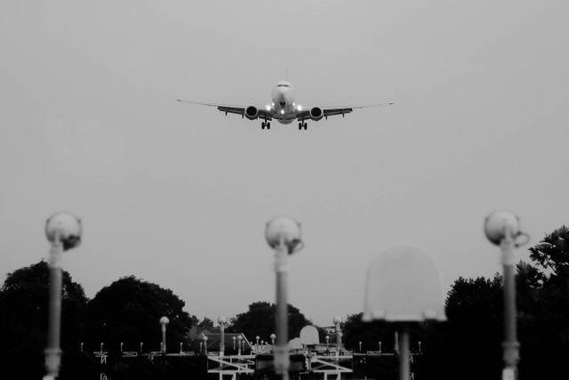 tarif parkir di bandara adi soemarmo. sumber foto : unsplash/ditya rafi.