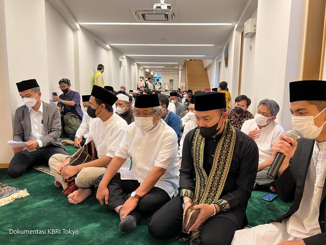 Dubes Heri Akhmadi & 1800an WNI Hadiri Salat Iduladha di Masjid Indonesia Tokyo