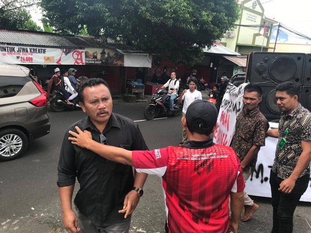 Aliansi Pemuda Adat Ternate saat unjuk rasa di depan kantor Kejari. Foto: Istimewa