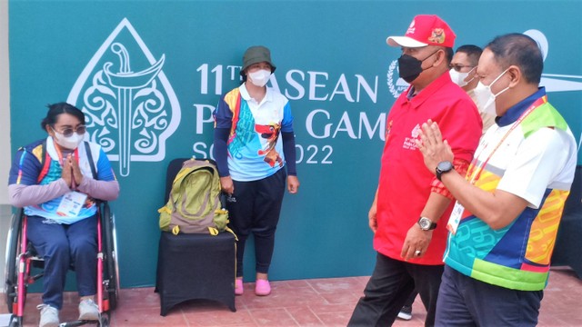 Menpora Zainudin Amali memberi salam kepada atlet para panahan di Lapangan Kottabarat, Solo. FOTO: Agung Santoso