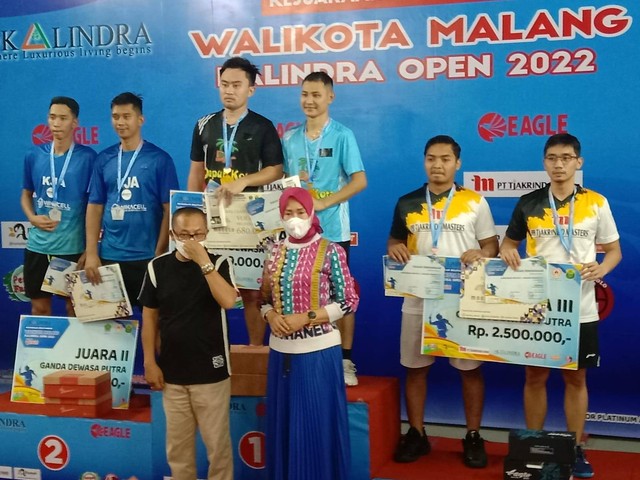 Wali Kota Malang Sutiaji dan Istri, berfoto bersama para juara. foto/M Sholeh