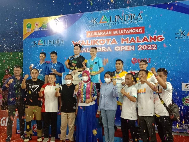 Penyerahan medali pemenang Piala Wali Kota Malang Kalindra Open 2022 (M Sholeh)