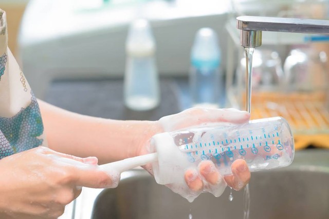 Tips mencuci botol susu bayi. Foto: Shutterstock
