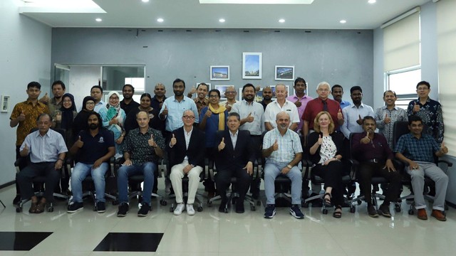 Para peneliti dari beberapa perguruan tinggi dunia melakukan foto bersama dalam acara UN4DRR di Balai Senat KPA, Darussalam, Banda Aceh. Foto: Humas USK
