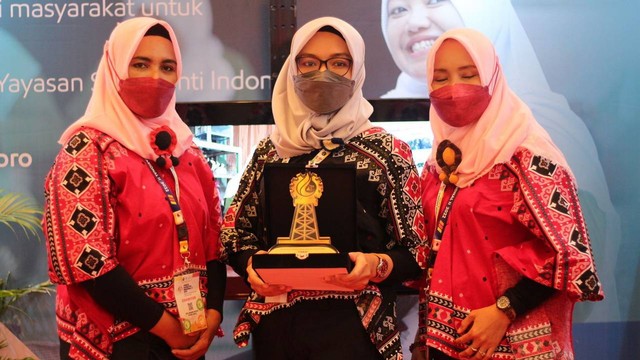Perwakilan Kelompok Perempuan Indonesia Merajut (PRIMA) Kabupaten Bojonegoro dan Tuban, usai terima penghargaan dari Forum Kapasitas Nasional, di Jakarta. (foto: dok istimewa)