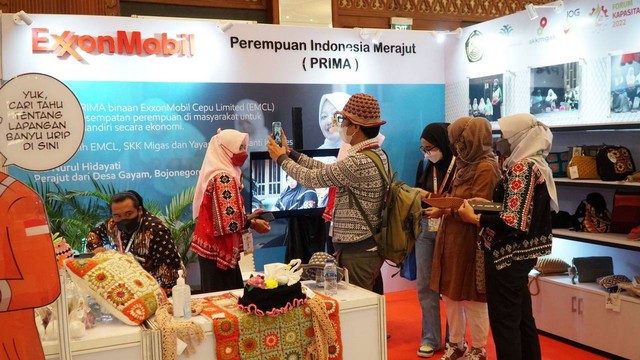 Perwakilan Kelompok Perempuan Indonesia Merajut (PRIMA) Kabupaten Bojonegoro dan Tuban, usai terima penghargaan dari Forum Kapasitas Nasional, di Jakarta. (foto: dok istimewa)