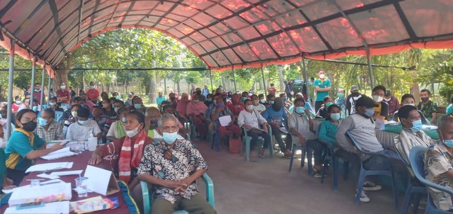 Keterangan foto: Banyak warga hadiri kegiatan bakti sosial pengobatan gratis di RSU Damian Lewoleba, Jumat (29/7). Foto oleh : Teddi Lagamaking.
